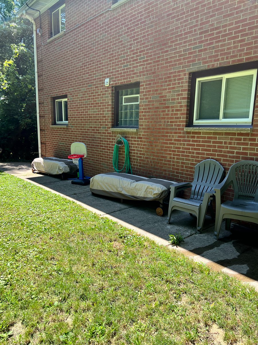 We provide lounge chairs for any tenant to use.