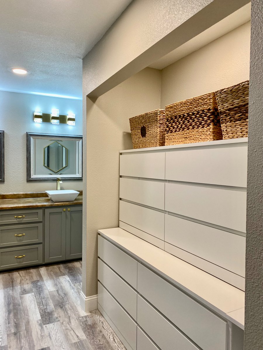 Master suite 2 hall to bathroom