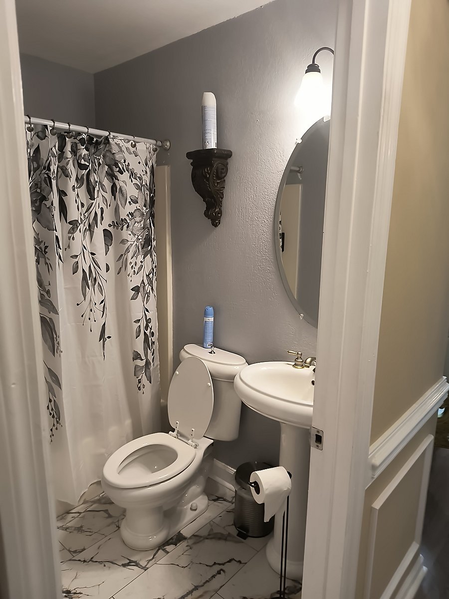 Our gallery bathroom / tub& shower area