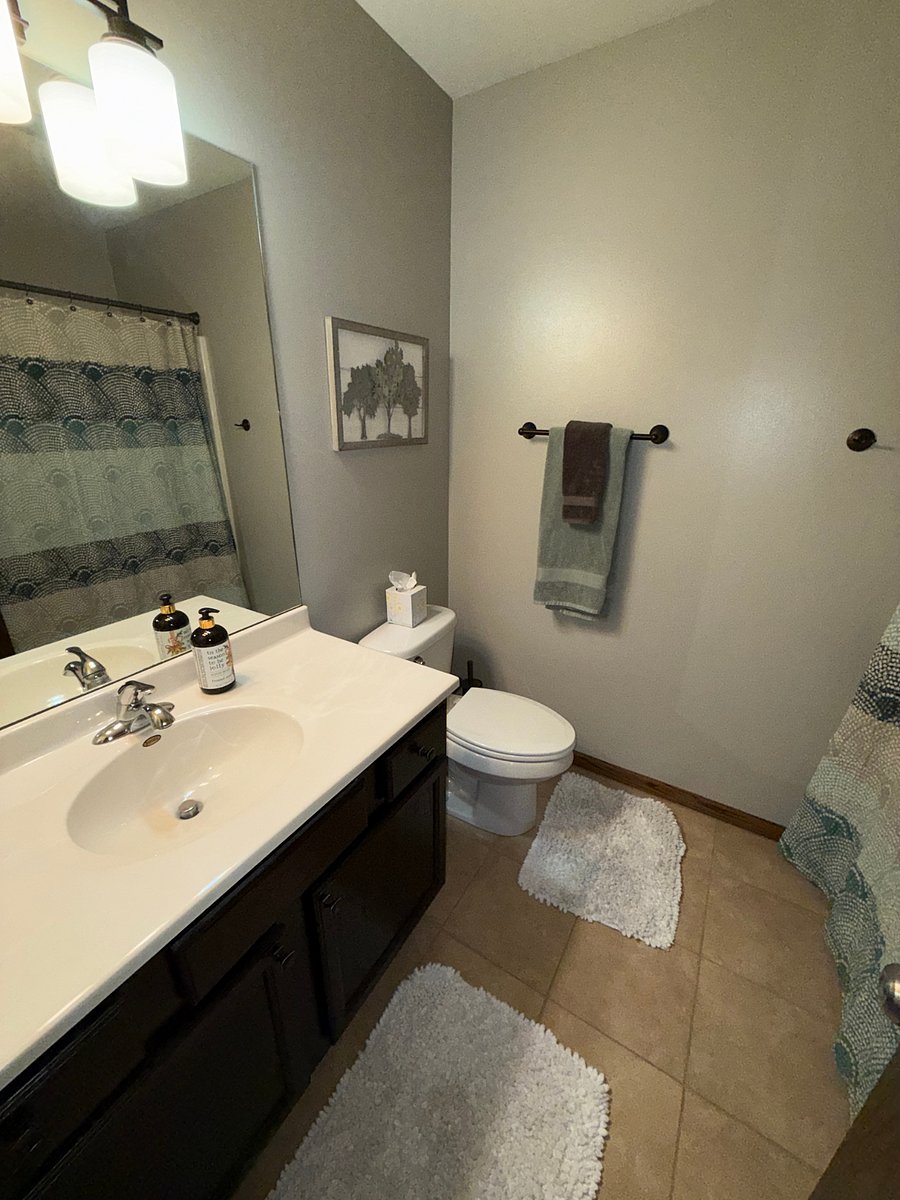Upstairs guest bath