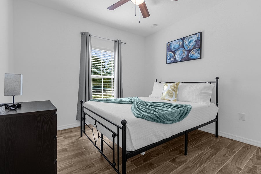Room 2- Queen bed