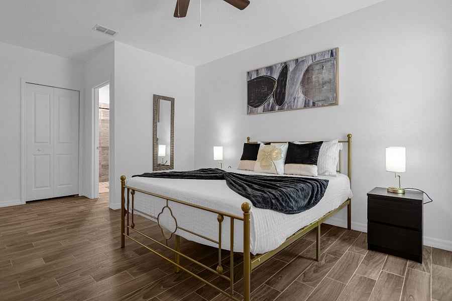 Room 1- Master Rm/bath
Queen Bed