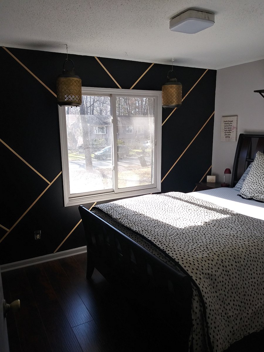 Private room with a Queen bed and Roku Smart TV