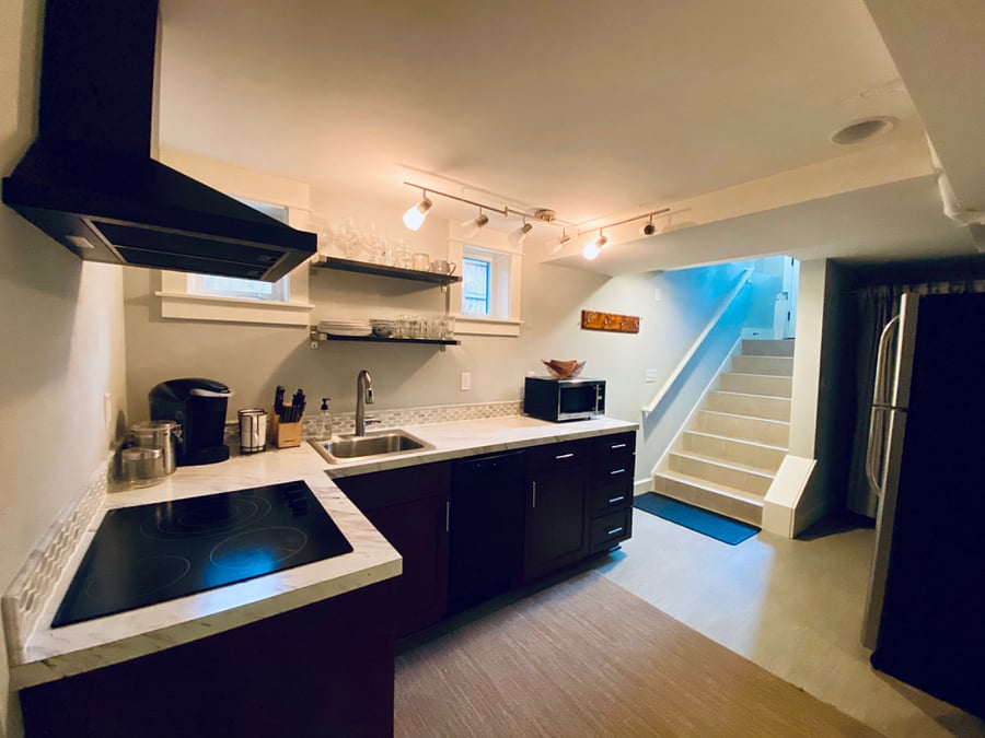 Kitchen & Entry
