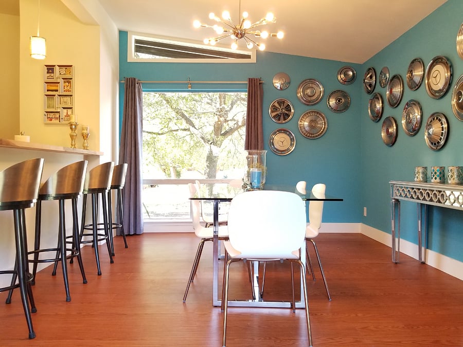 Kitchen bar with seating for 4