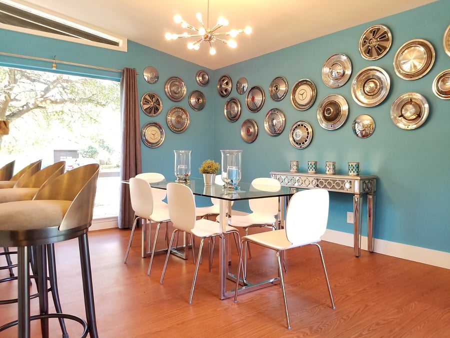 Spacious dining table for 6