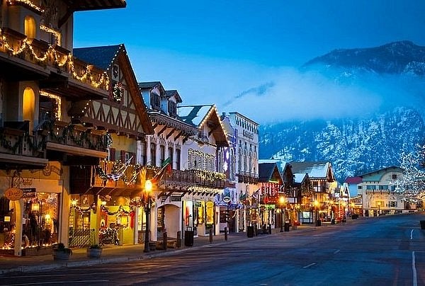 Beautiful downtown shops, cafes, restaurants, tasting rooms