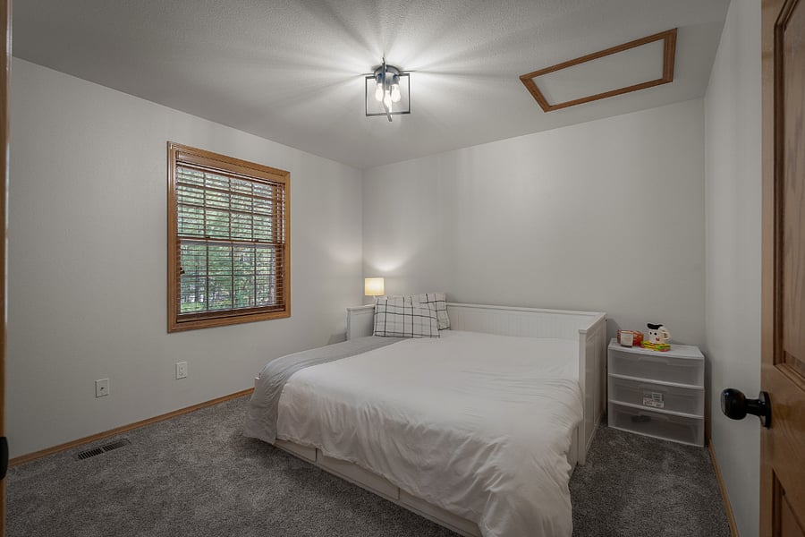 ROOM RENTAL - Private bedroom that can be a Twin or a King sized bed (pictured)