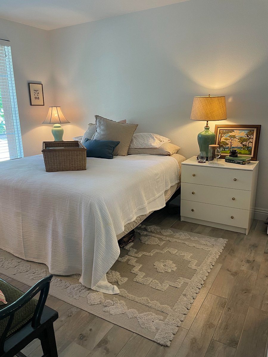 (see previous image for lamps in room)