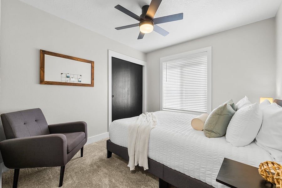 Queen room 1 (upstairs)