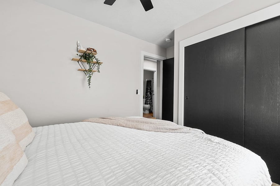Queen room 2 (upstairs)