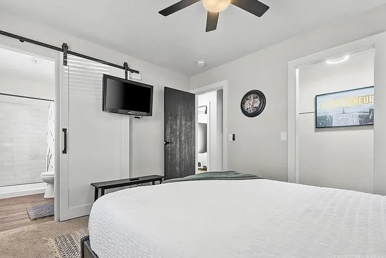 Master room (upstairs)