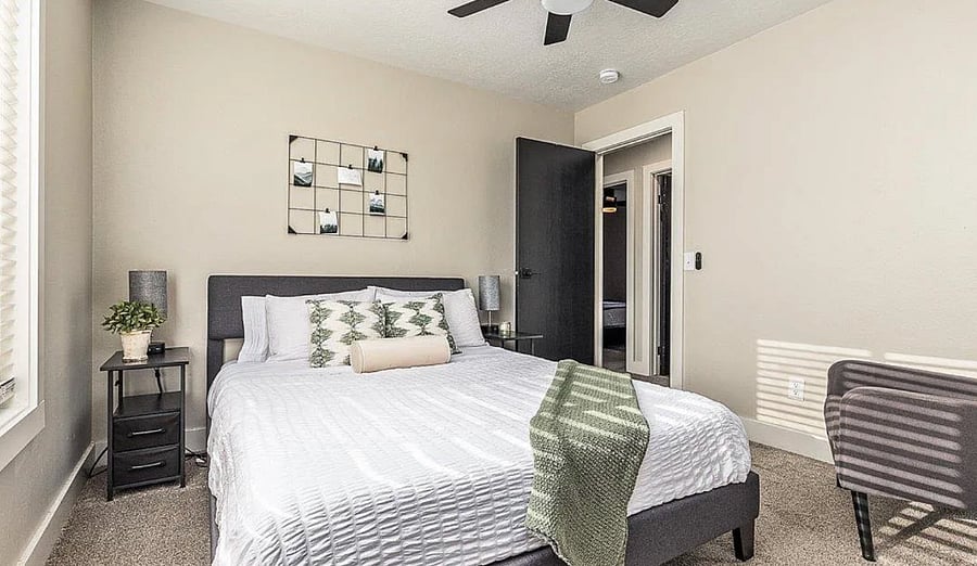Queen room 1 (upstairs)