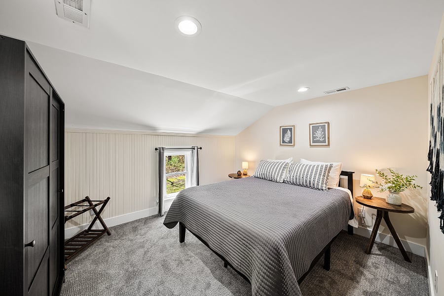 Bedroom 2 (queen bed)