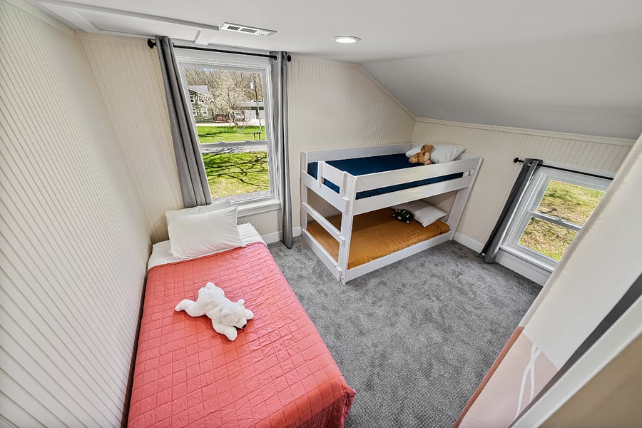 Bedroom 4 (twin bunk beds, 2 stackable twin beds)