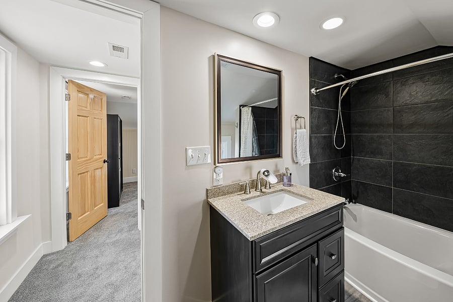 Bathroom 2 (tub/shower)
