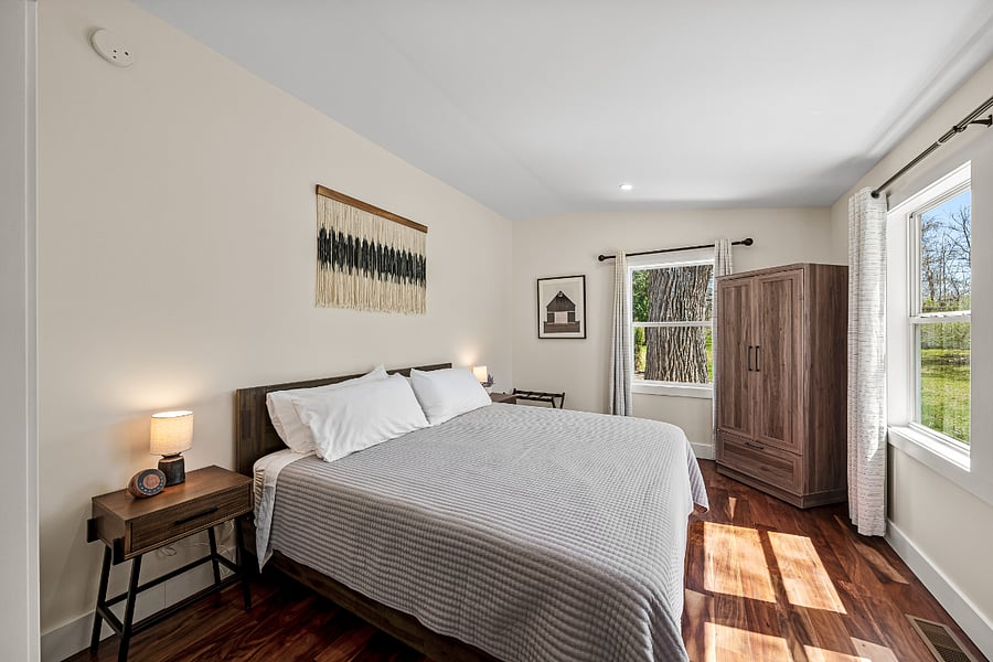 Bedroom 1 (king bed)
