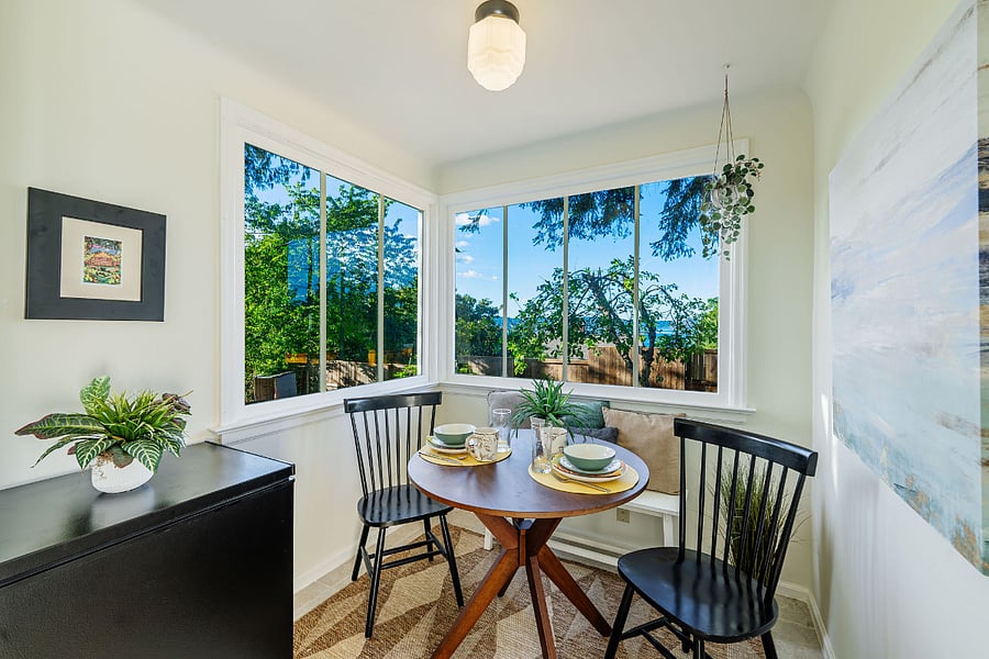 Cozy Breakfast nook with stunning views