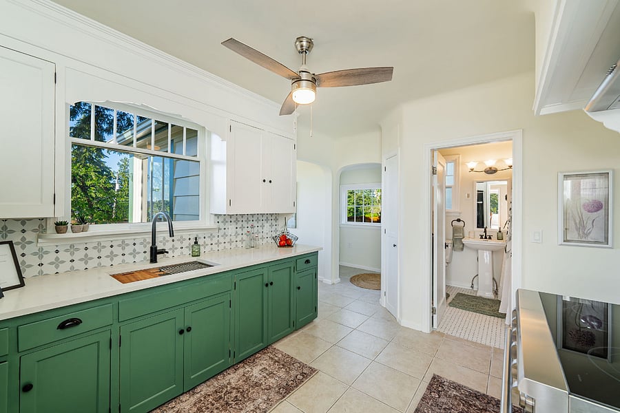 New quart countertops, with kitchen supplies provided