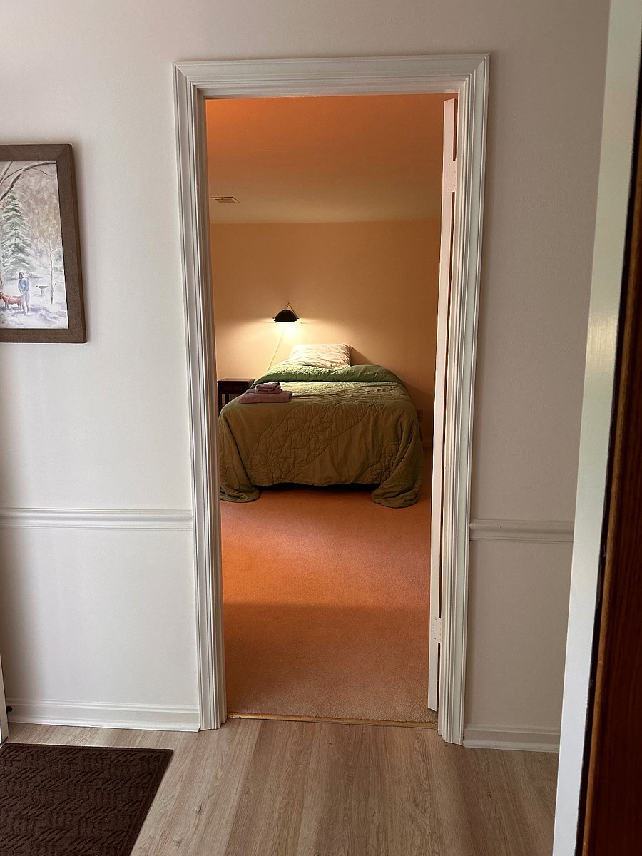 Entrance to bedroom from hallway.