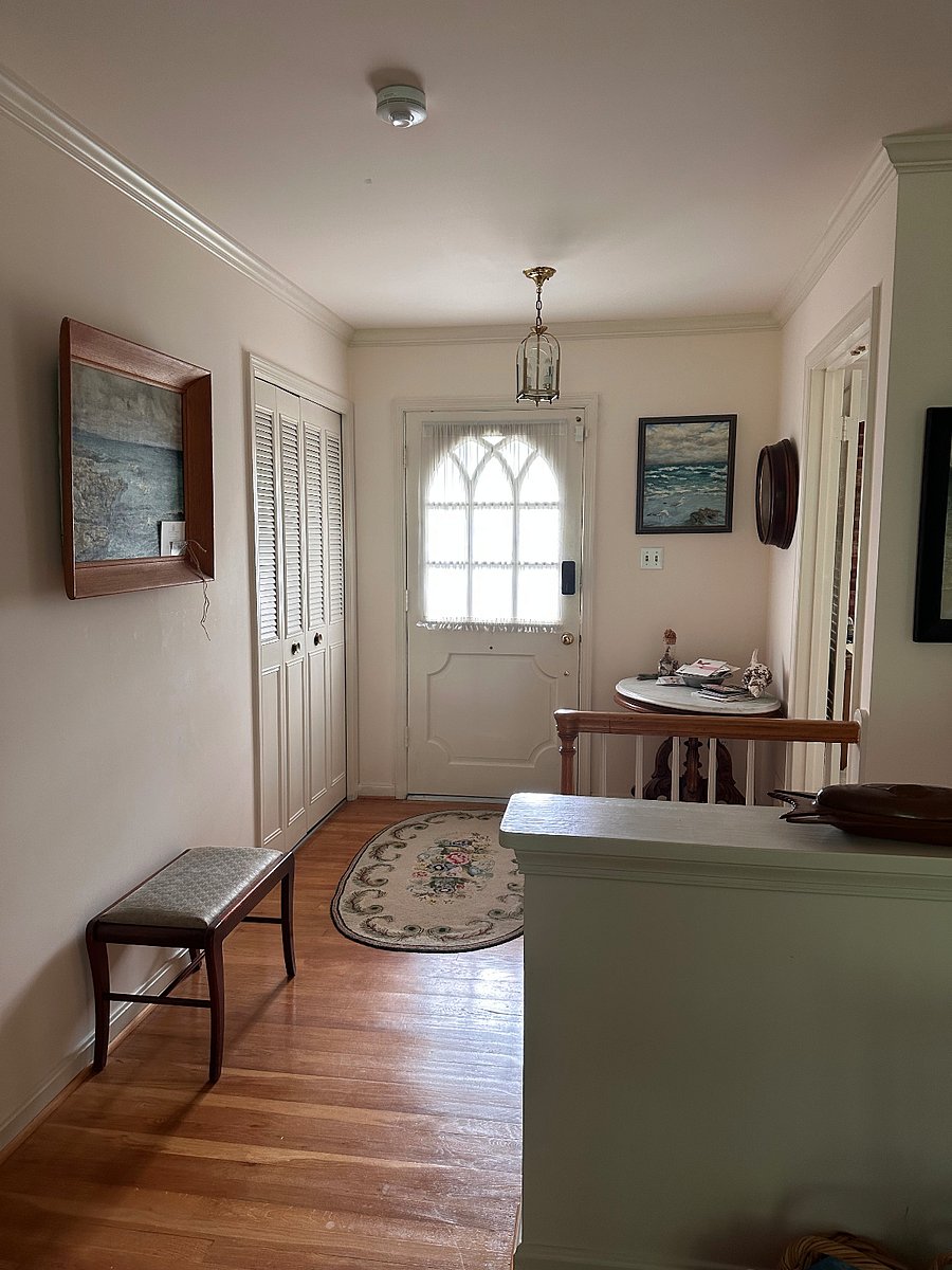 Upstairs front hall entry.
