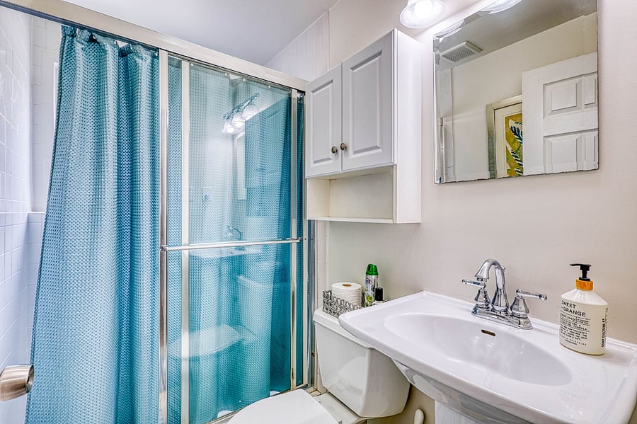 Main bath with tub