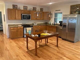 Kitchen w/ dining area, dishwasher, convection microwave, gas stove top, electric oven, double sink, full refrigerator, walk in pantry, screen porch off kitchen.