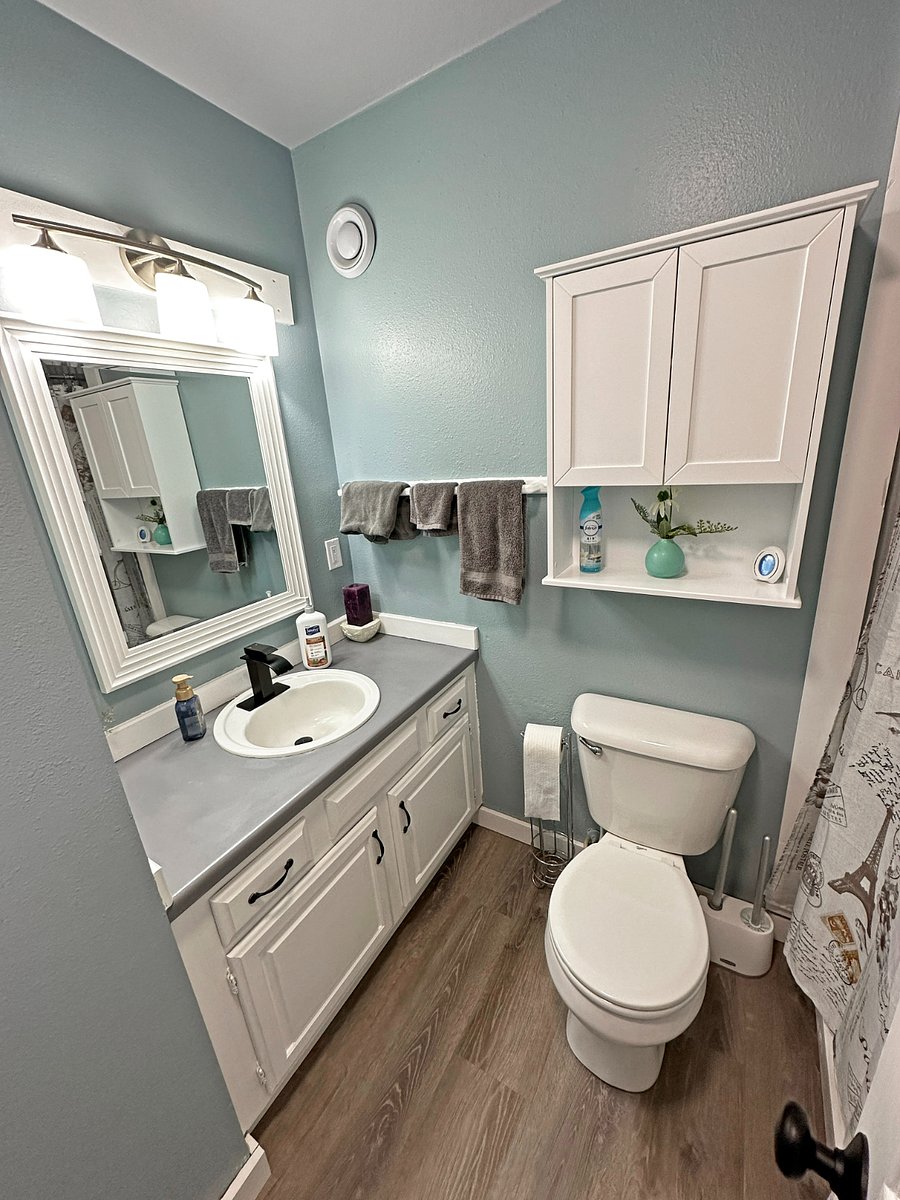 Private guest bathroom