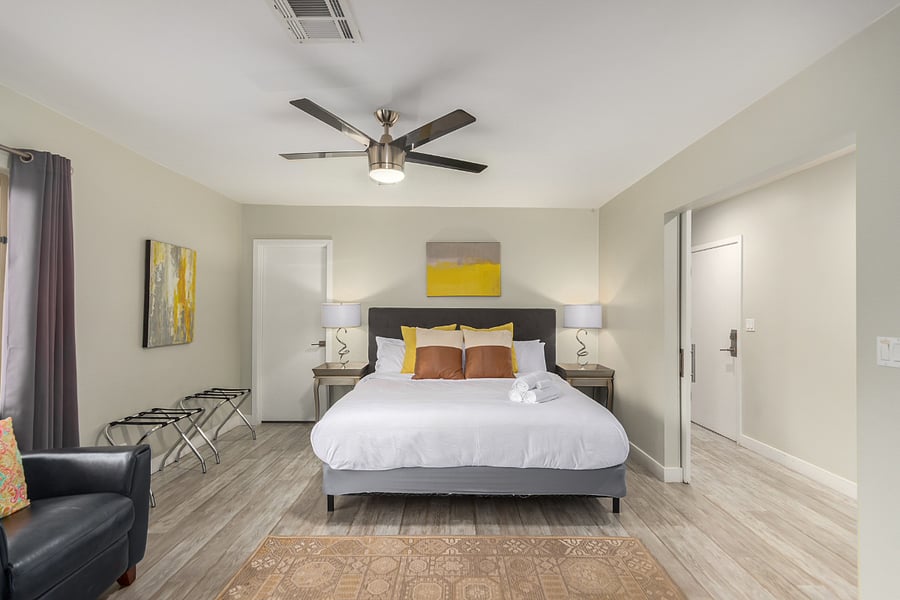 [Master bedroom] King bed, smart TV & ensuite bathroom
