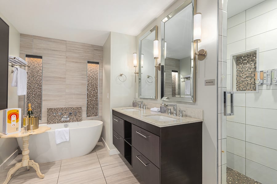 [Master bathroom] Large soaking tub with plenty of warm water!
