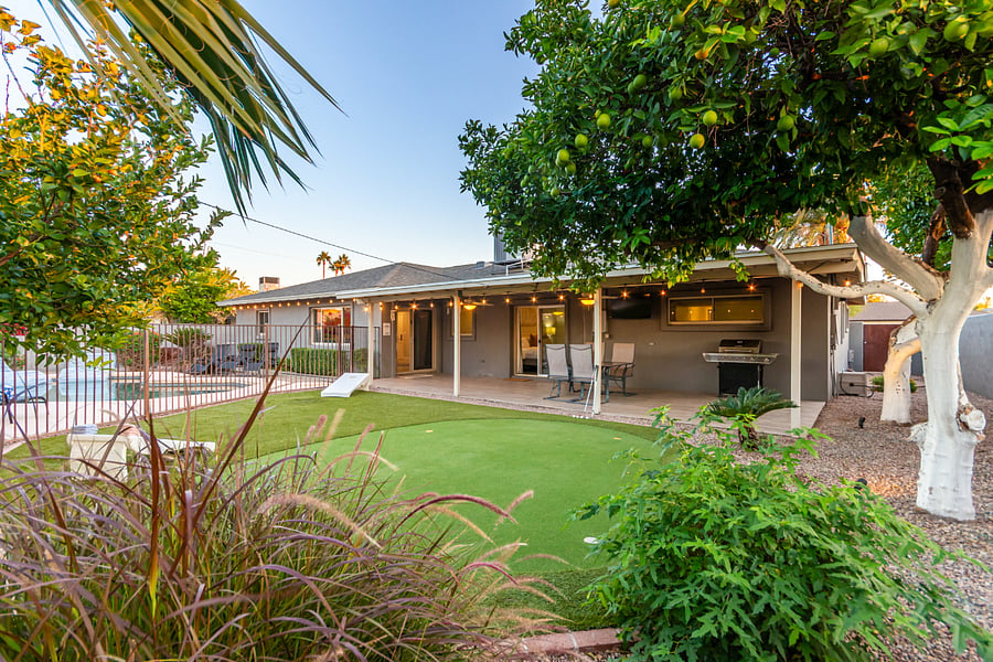 [Backyard] Putting green

