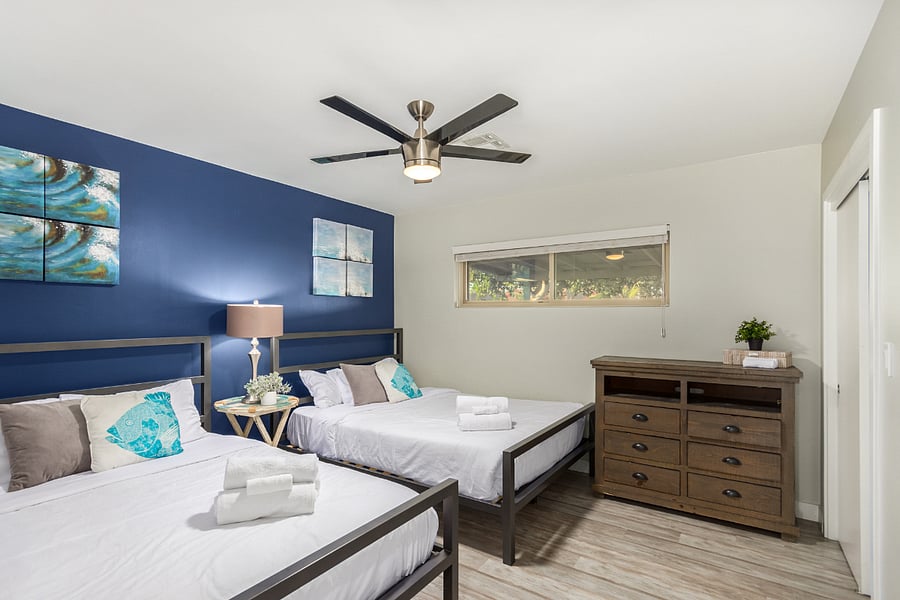 [Bedroom #4] 2 queen beds
