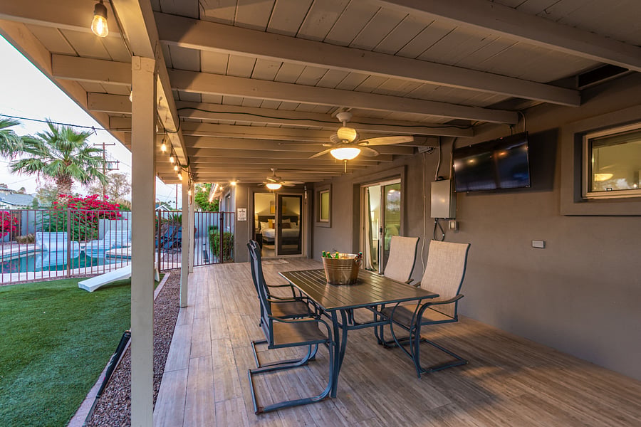 [Patio] Outdoor dining area & TV
