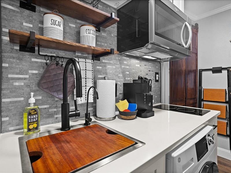 Craft sink and water dispenser that dispenses filtered water.