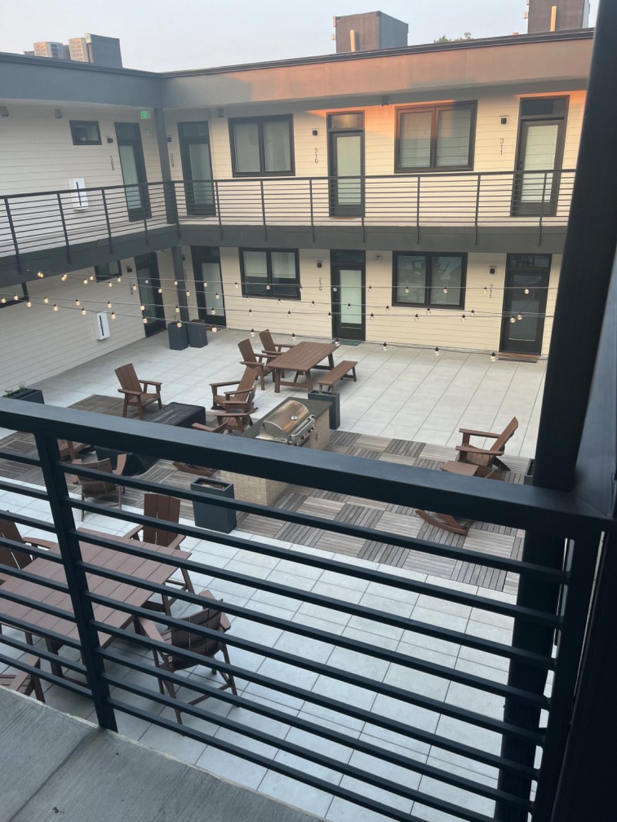 outdoor coutyard with gas fire place and Gas grill