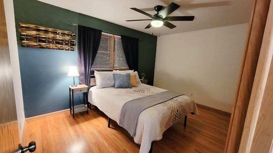Bedroom 1 - Queen Bed