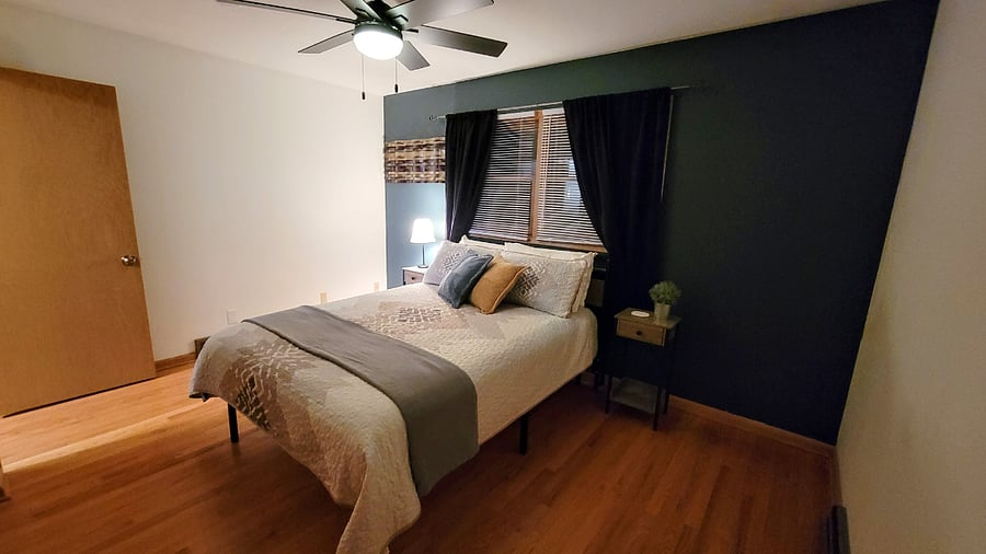Bedroom 1 - Queen Bed