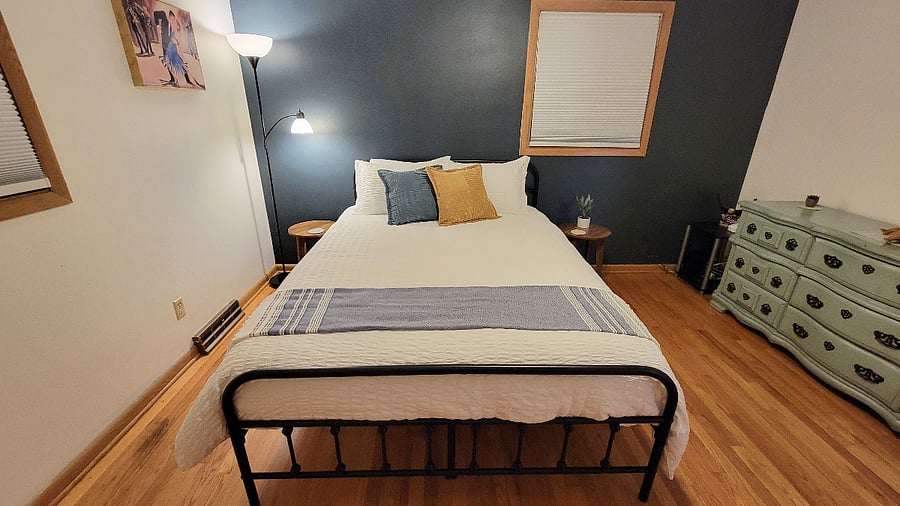 Bedroom 2 - Queen bed
