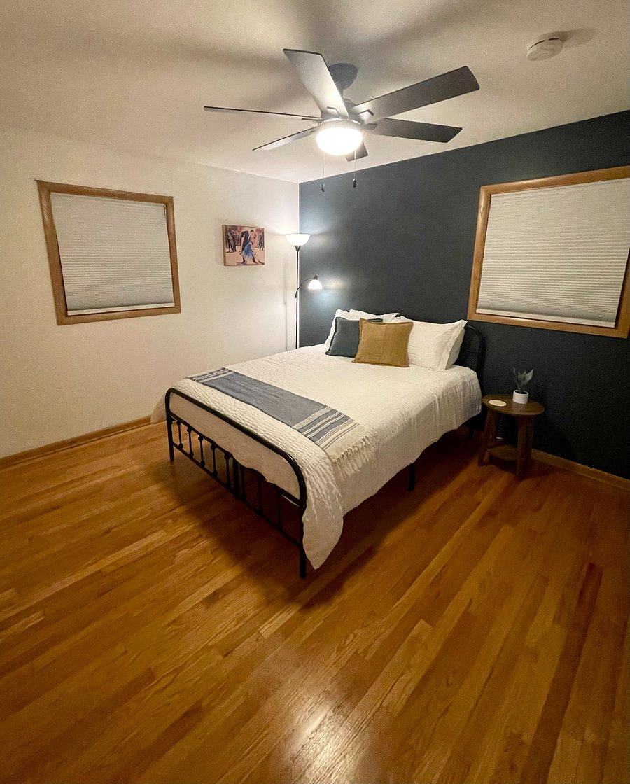 Bedroom 2 - Queen bed