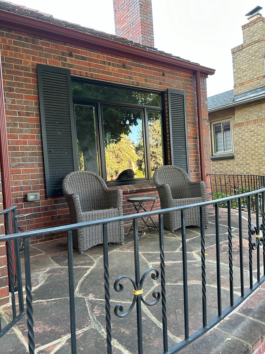 Front porch sitting area