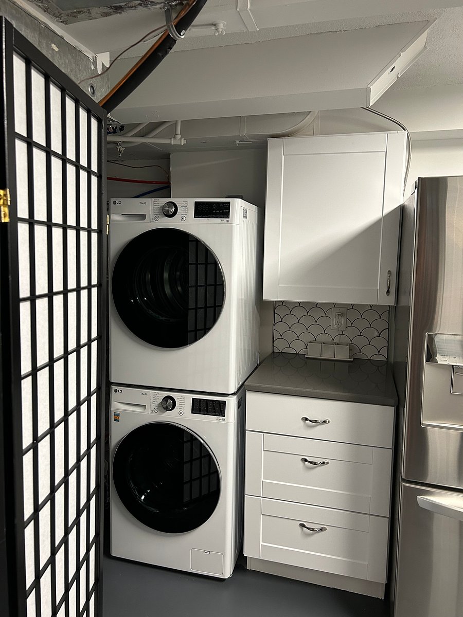 Hi-efficiency washer/dryer with side counter for folding