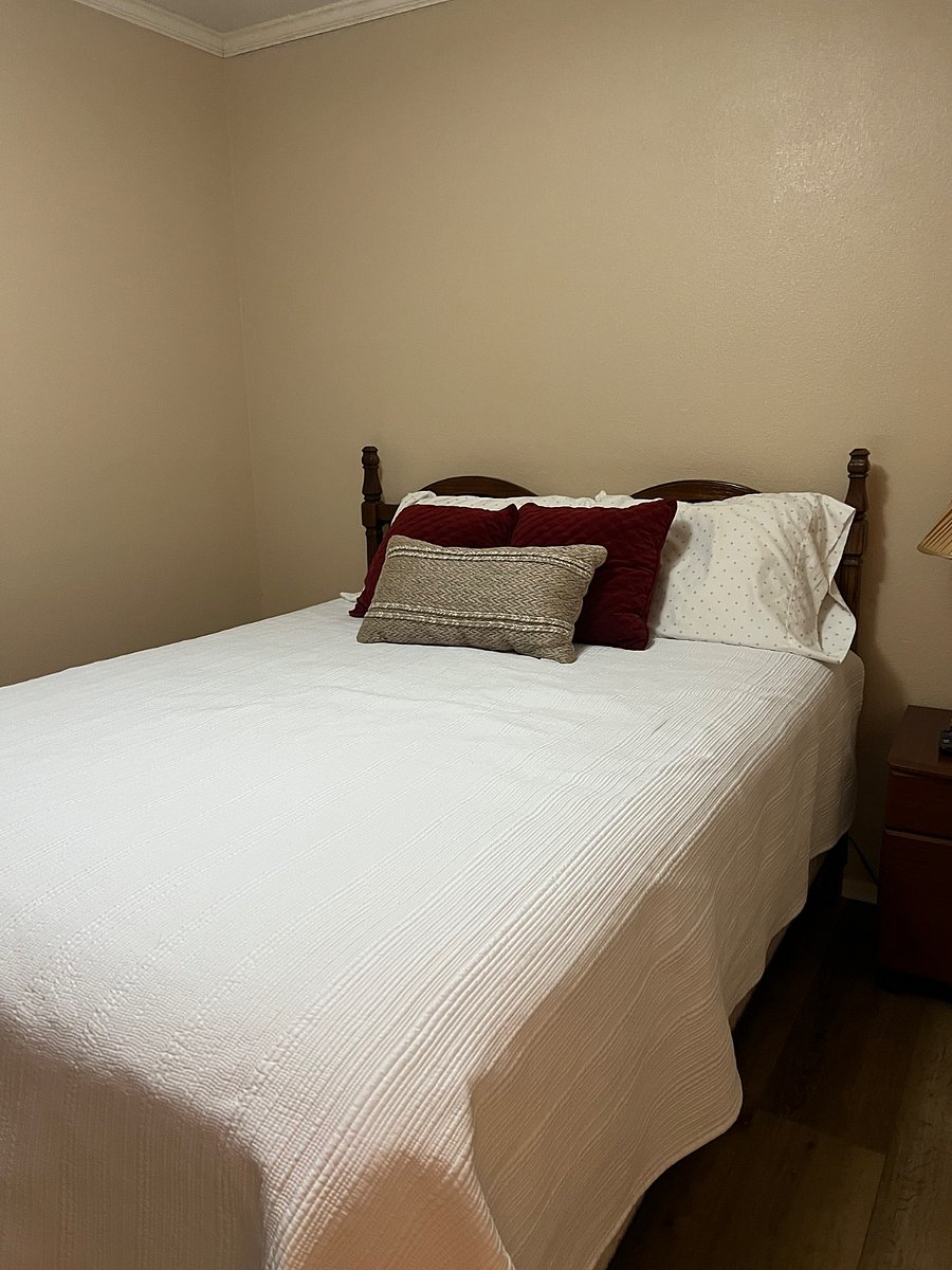 2nd bedroom with queen size bed.