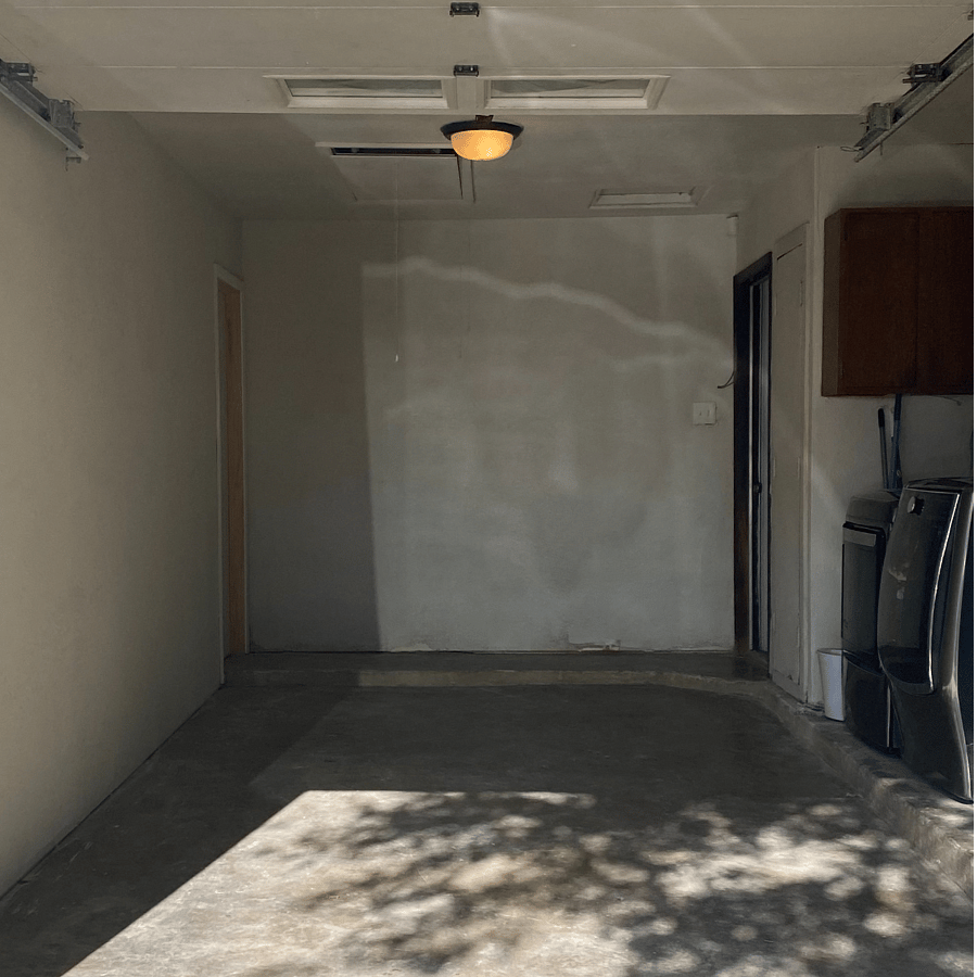 1 car garage.
The washer and dryer are in the garage