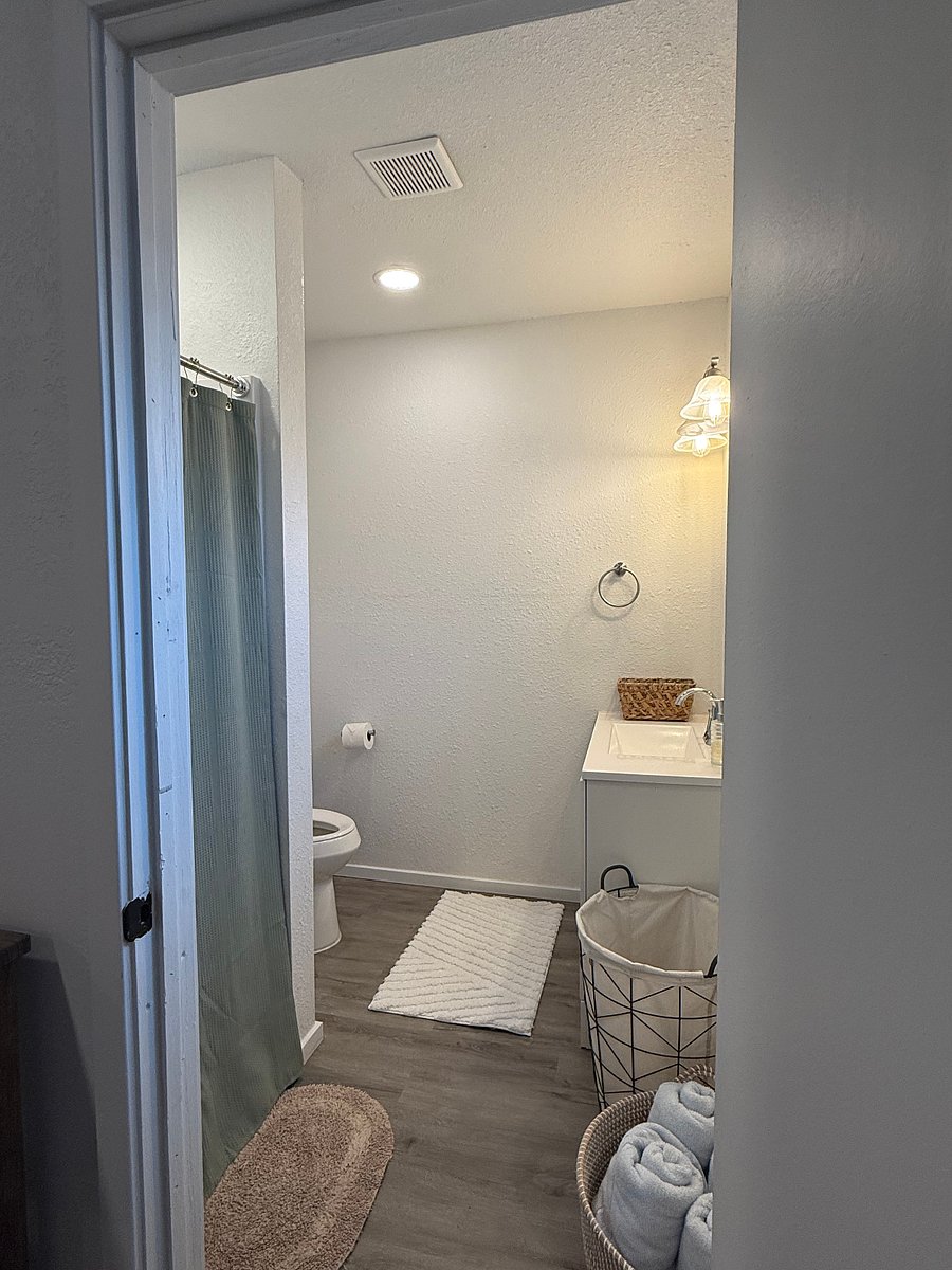 Pool-House Suite (2B)- Restroom