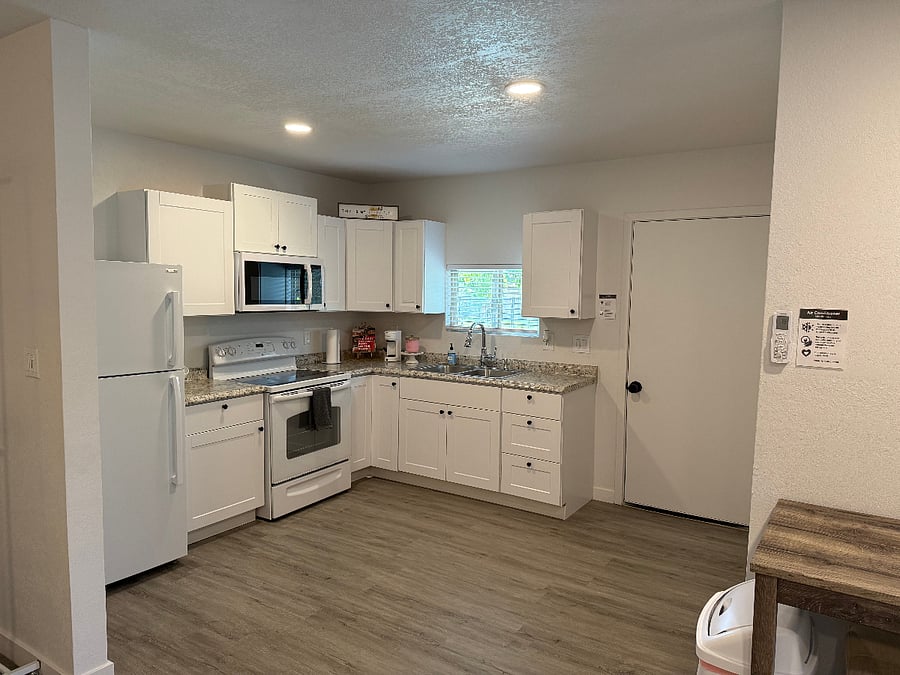 Pool-House Suite (2B)- Kitchen