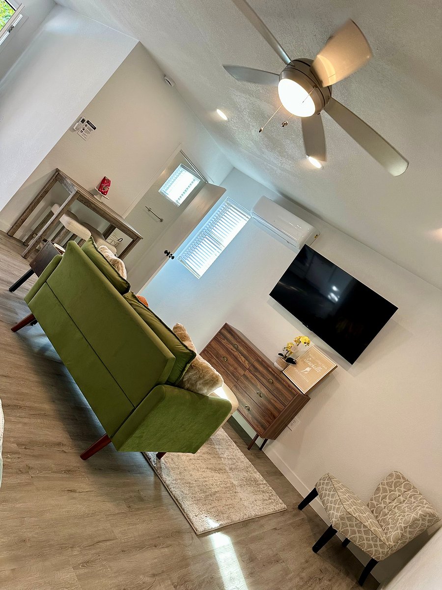 Pool-House Suite (2B)- Living Room