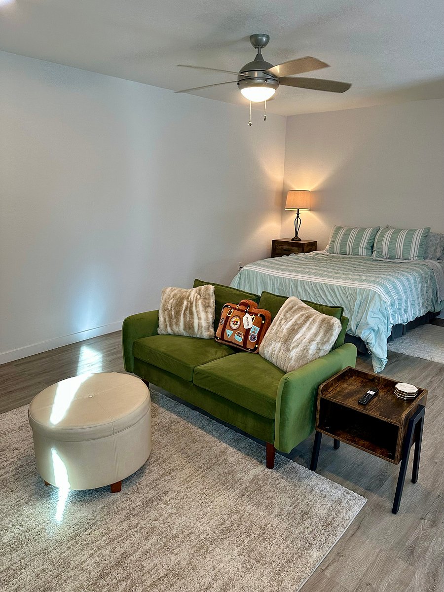 Pool-House Suite (2B)- Bedroom