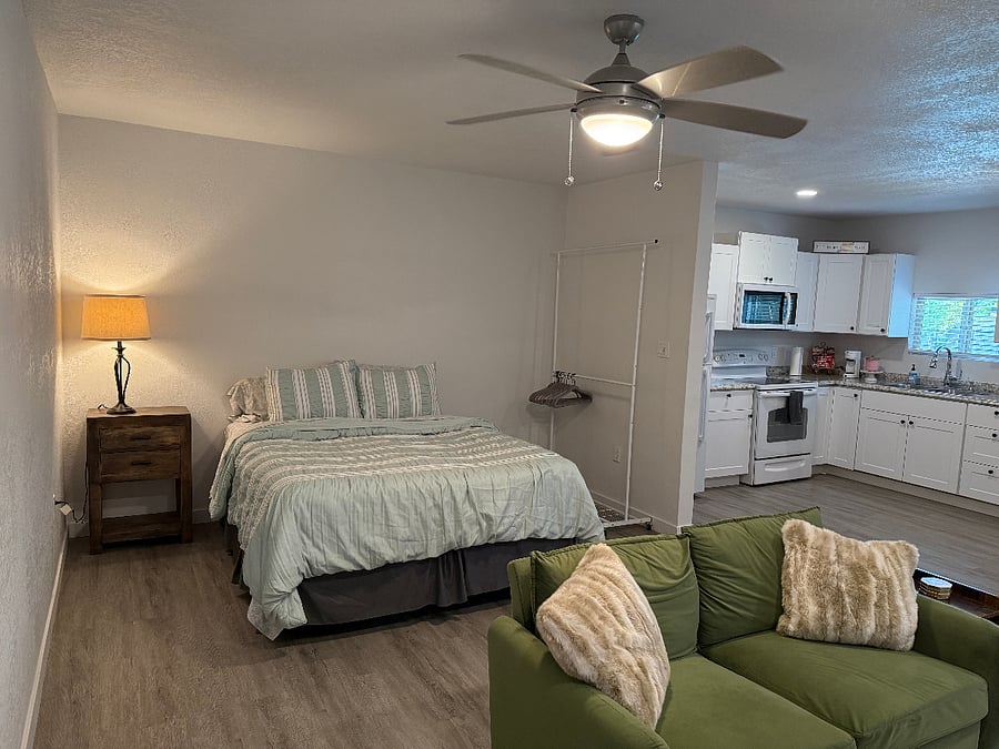 Pool-House Suite (2B)- Bedroom
