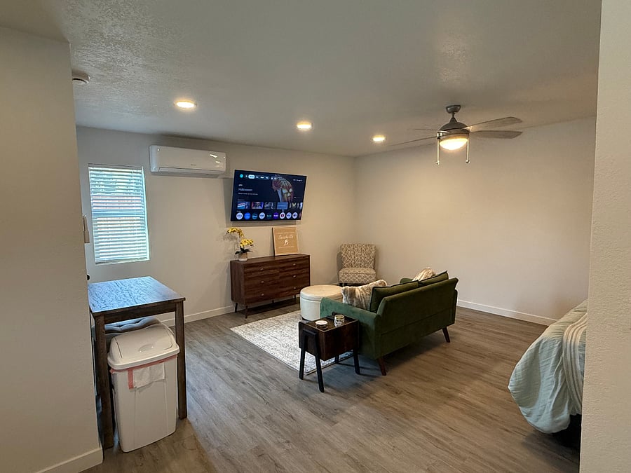 Pool-House Suite (2B)- Living Room