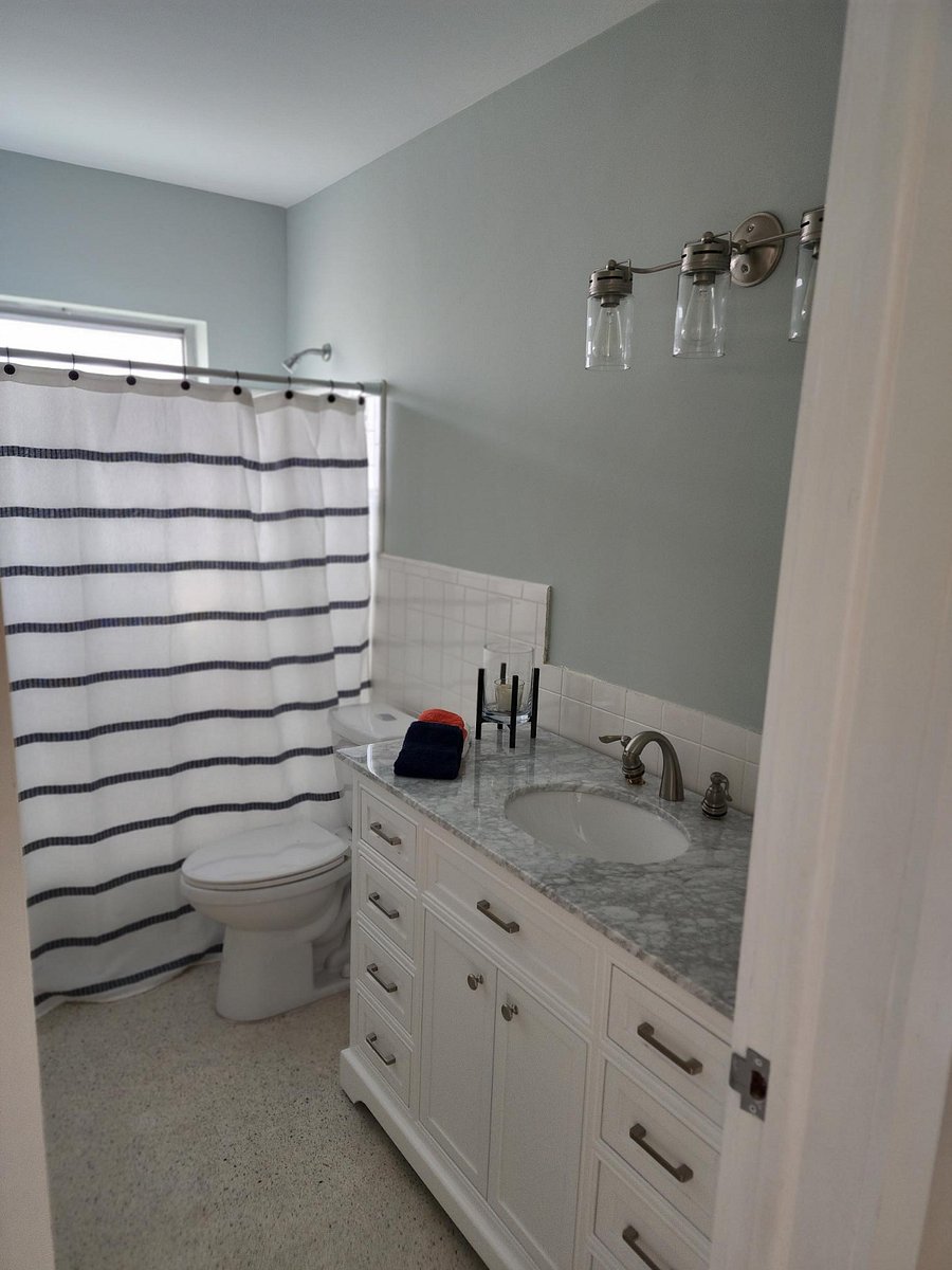 Private bath with shower and tub
